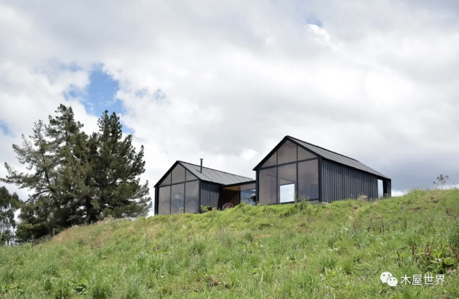 这座简陋而舒适的模块装配式建筑化小屋，荒野中惬意自然生活